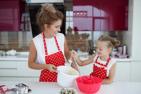 Madre e hija cocinando cupcakes en la mesa festiva —  Fotos de Stock