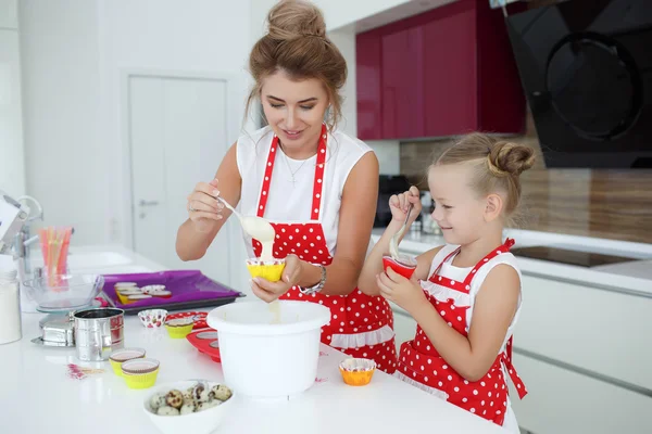 Anne ve kızı şenlik li masada cupcakes pişirme — Stok fotoğraf