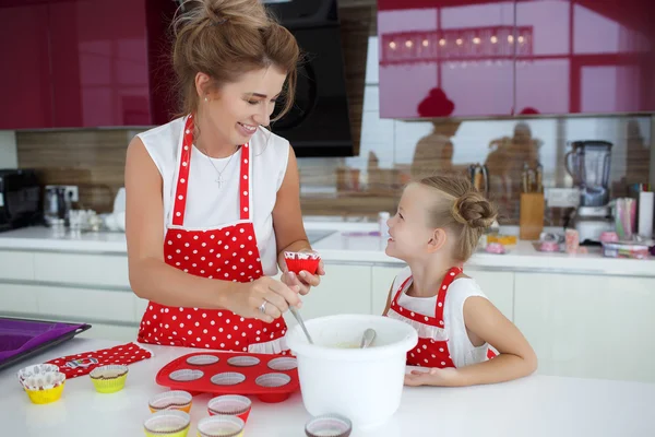Mère et fille cuisinant des cupcakes sur la table de fête — Photo