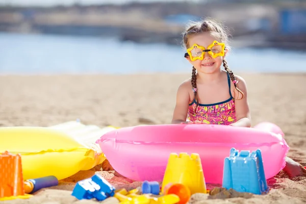 Bambina che gioca sulla riva del mare . — Foto Stock