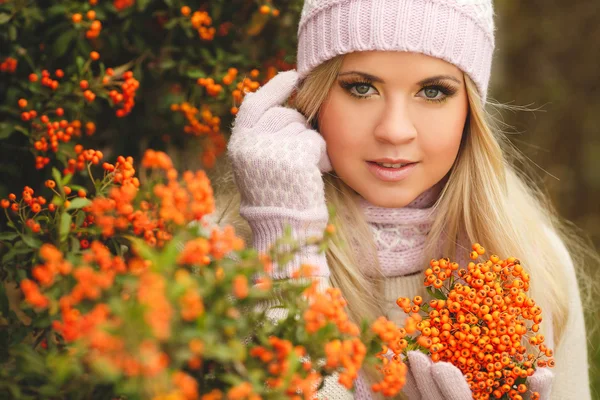 Bella donna nel parco autunnale — Foto Stock