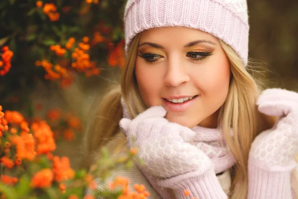 Belle femme dans le parc d'automne — Photo