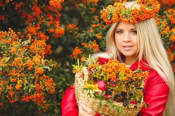 Jolie fille dans une couronne de Rowan — Photo