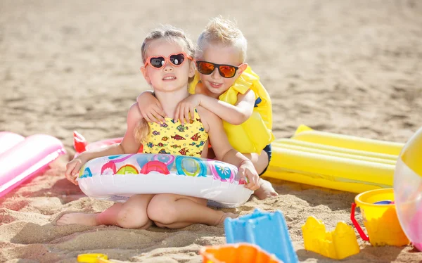 Niños jugando en la playa. — Foto de Stock