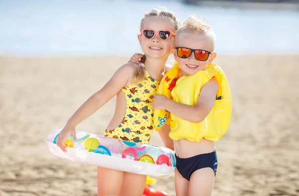 Kinderen die op het strand spelen. — Stockfoto