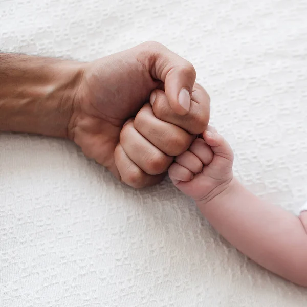 Babys mano con padri mano. La mano dei bambini. bambino con papà — Foto Stock