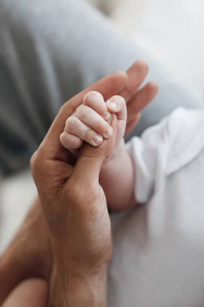 Mano de bebé con mano de padre. pequeña mano de infantes. bebé con papá — Foto de Stock