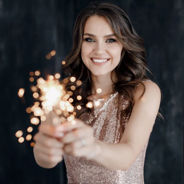 Moda jovem mulher bonita em vestido de luxo. Natal e ano novo. menina com luzes sparlight — Fotografia de Stock