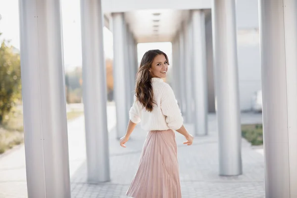 Jeune femme souriante portrait en plein air, danse joyeuse — Photo