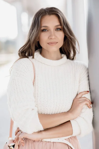 Joven mujer sonriente al aire libre retrato, cara feliz —  Fotos de Stock