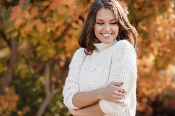 Detailní podzimní portrét šťastné mladé ženy venku — Stock fotografie