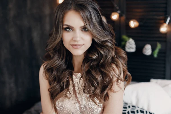 Retrato de moda de una joven mujer hermosa en vestido de lujo. Navidad y año nuevo — Foto de Stock