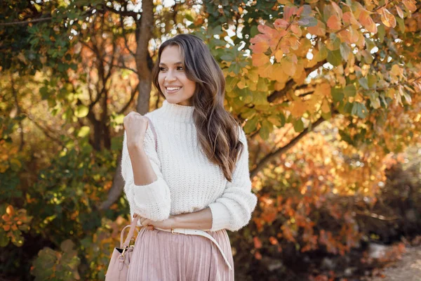 Autumn portrait of a happy young woman outdoor — Stock Photo, Image