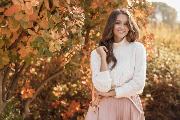 Herbstporträt einer glücklichen jungen Frau im Freien — Stockfoto