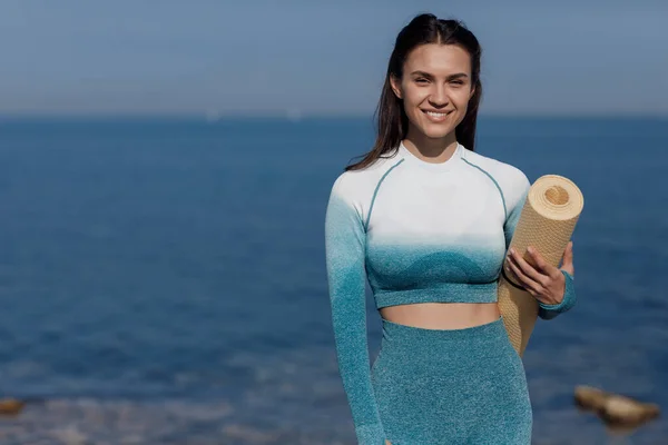 Retrato de una joven mujer feliz con tapete —  Fotos de Stock