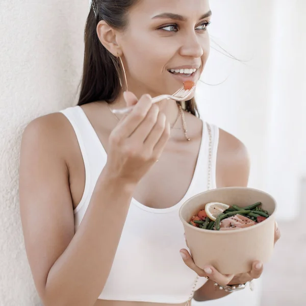 Szoros portré egy fehér nő egészséges étel tál szabadban — Stock Fotó
