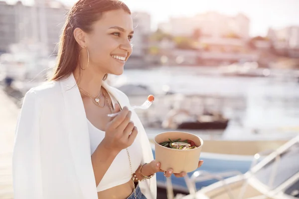 Mujer feliz con bowl fitness comida al aire libre — Foto de Stock