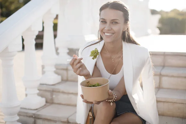 Happy woman with bowl fitness food lazac és zöldségek, fehér nő szabadban — Stock Fotó