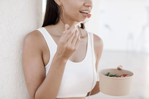Szoros portré egy fehér nő egészséges étel tál szabadban — Stock Fotó