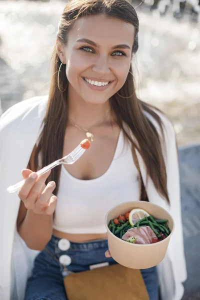 Mujer feliz con bowl fitness alimentos salmón y verduras, mujer caucásica al aire libre — Foto de Stock