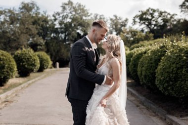 Mutlu bir gelin ve damadın portresi, düğün aşkı duyguları.