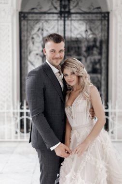 Mutlu bir gelin ve damadın portresi, düğün aşkı duyguları.