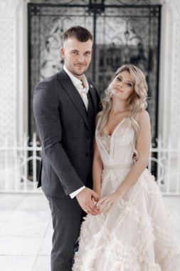 Mutlu bir gelin ve damadın portresi, düğün aşkı duyguları.