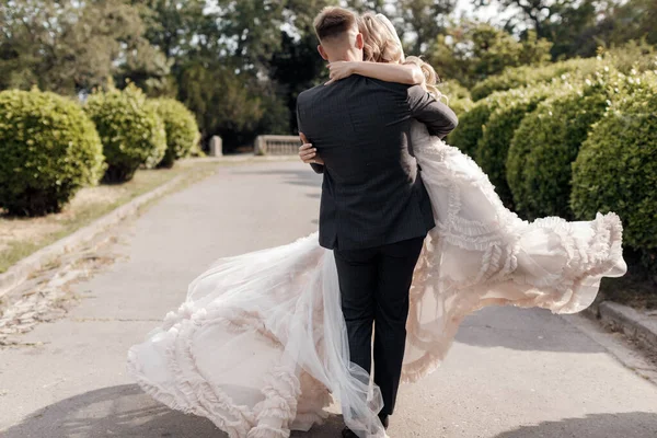 Portret van een gelukkige bruid en bruidegom, huwelijksliefde emoties — Stockfoto