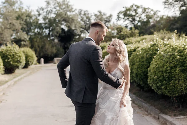 Porträt einer glücklichen Braut und Bräutigam, Hochzeitsliebe Emotionen — Stockfoto