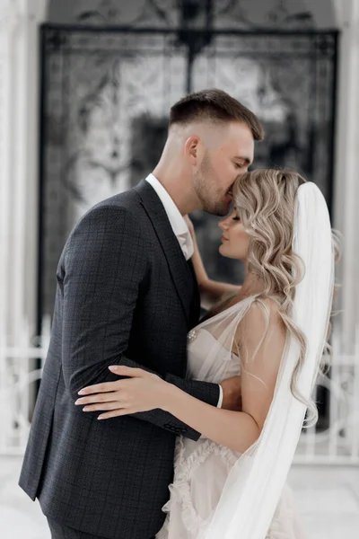 Primer plano retrato de una novia y un novio felices, emociones de amor de boda — Foto de Stock