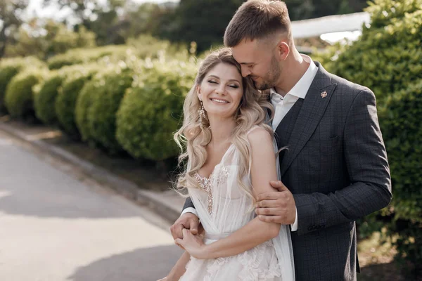 Primer plano retrato de una novia y un novio felices, emociones de amor de boda —  Fotos de Stock