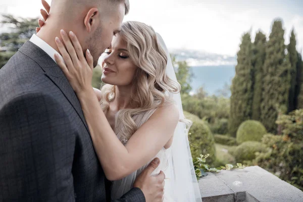 Ritratto ravvicinato di una sposa e uno sposo felici, emozioni d'amore nuziale — Foto Stock