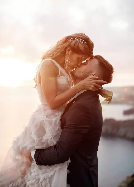 Portret van een gelukkige bruid in luxe jurk en bruidegom, bruiloft liefde emoties — Stockfoto