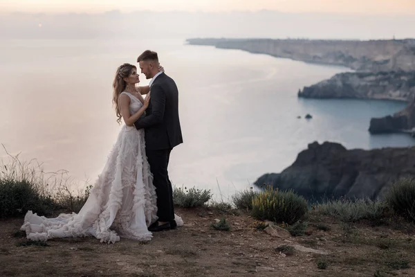 Lüks elbise ve damat içinde mutlu bir gelinin portresi, düğün aşkı duyguları. — Stok fotoğraf