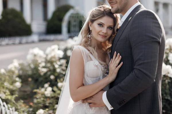 Retrato de una novia feliz en vestido y novio de lujo, emociones de amor de boda — Foto de Stock