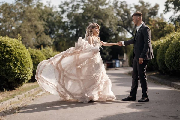 Lüks elbise ve damat içinde mutlu bir gelinin portresi, düğün aşkı duyguları. — Stok fotoğraf