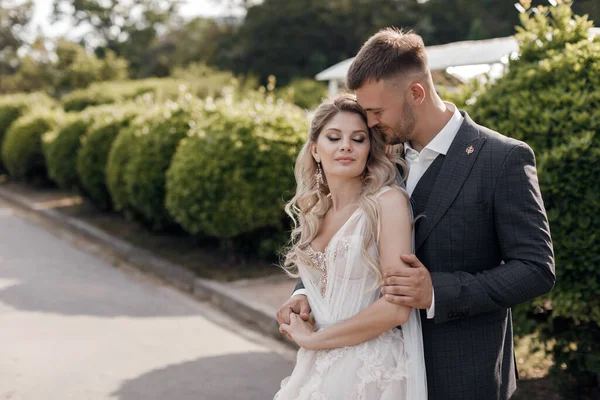 Retrato de una novia feliz en vestido y novio de lujo, emociones de amor de boda —  Fotos de Stock