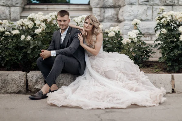 Porträt einer glücklichen Braut in Luxuskleid und Bräutigam, Hochzeitsliebe Emotionen — Stockfoto