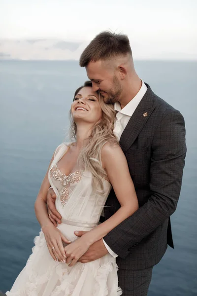 Retrato de una novia feliz en vestido y novio de lujo, emociones de amor de boda —  Fotos de Stock