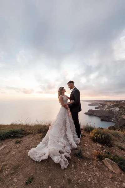 Retrato de una novia feliz en vestido y novio de lujo, boda al atardecer — Foto de Stock