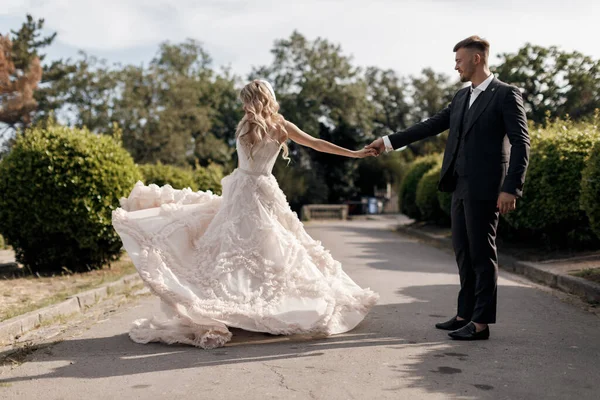 Lüks elbise ve damat içinde mutlu bir gelinin portresi, düğün aşkı duyguları. — Stok fotoğraf