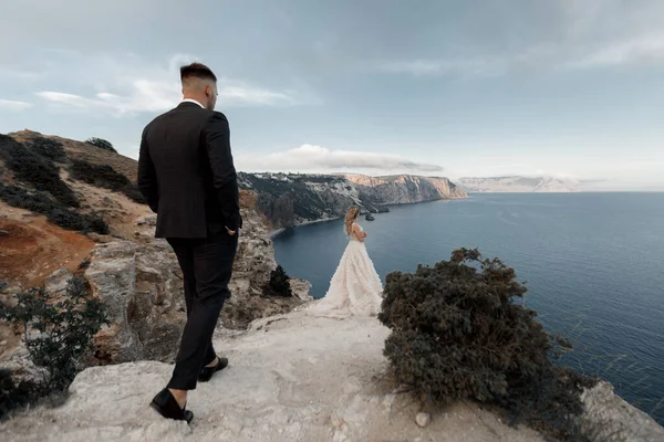 Porträt einer glücklichen Braut in Luxuskleid und Bräutigam, Hochzeitsliebe Emotionen — Stockfoto