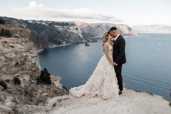 Porträt einer glücklichen Braut in Luxuskleid und Bräutigam, Hochzeitsliebe Emotionen — Stockfoto