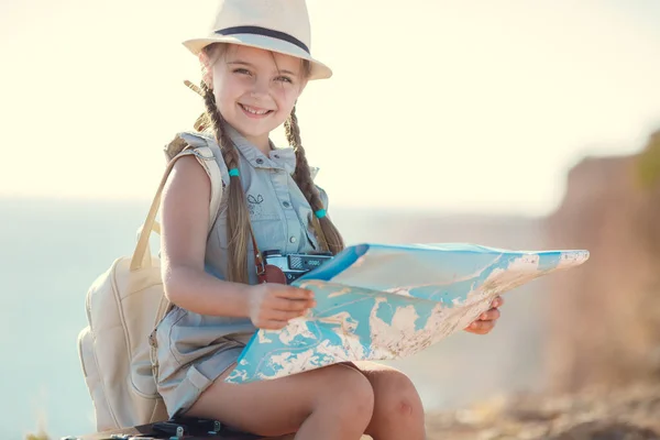 Criança menina viajante. viagem sozinho. menina andando com câmera e mala na natureza por mar. viagens, férias, feriados — Fotografia de Stock