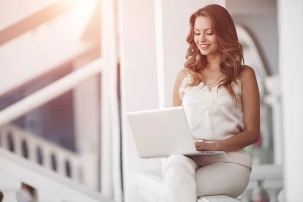 Ritratto di giovane donna con computer portatile all'aperto — Foto Stock