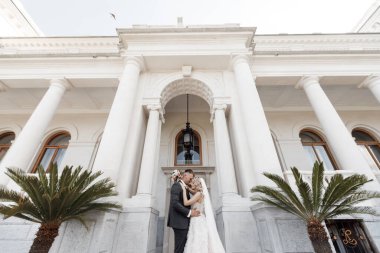 Lüks elbiseli mutlu gelin ve damat, düğün aşkı duyguları, moda tarzı