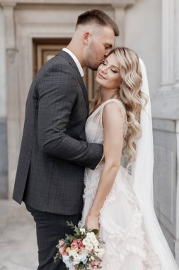 Lüks elbiseli mutlu gelin ve damat, düğün aşkı duyguları, moda tarzı