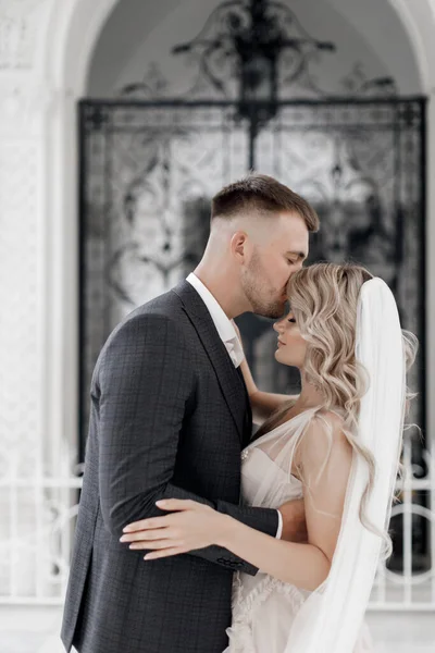 Glücklich Braut in Luxuskleid und Bräutigam, Hochzeit Liebe Emotionen, Mode-Stil — Stockfoto
