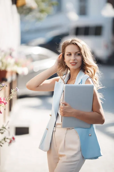 Portrait d'une jeune femme avec ordinateur portable en plein air — Photo