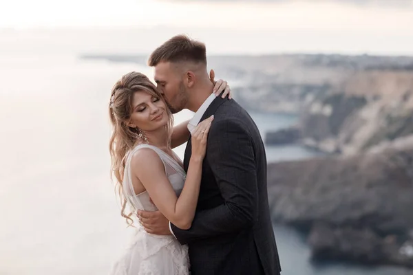 Glücklich Braut in Luxuskleid und Bräutigam, Hochzeit Liebe Emotionen, Mode-Stil — Stockfoto